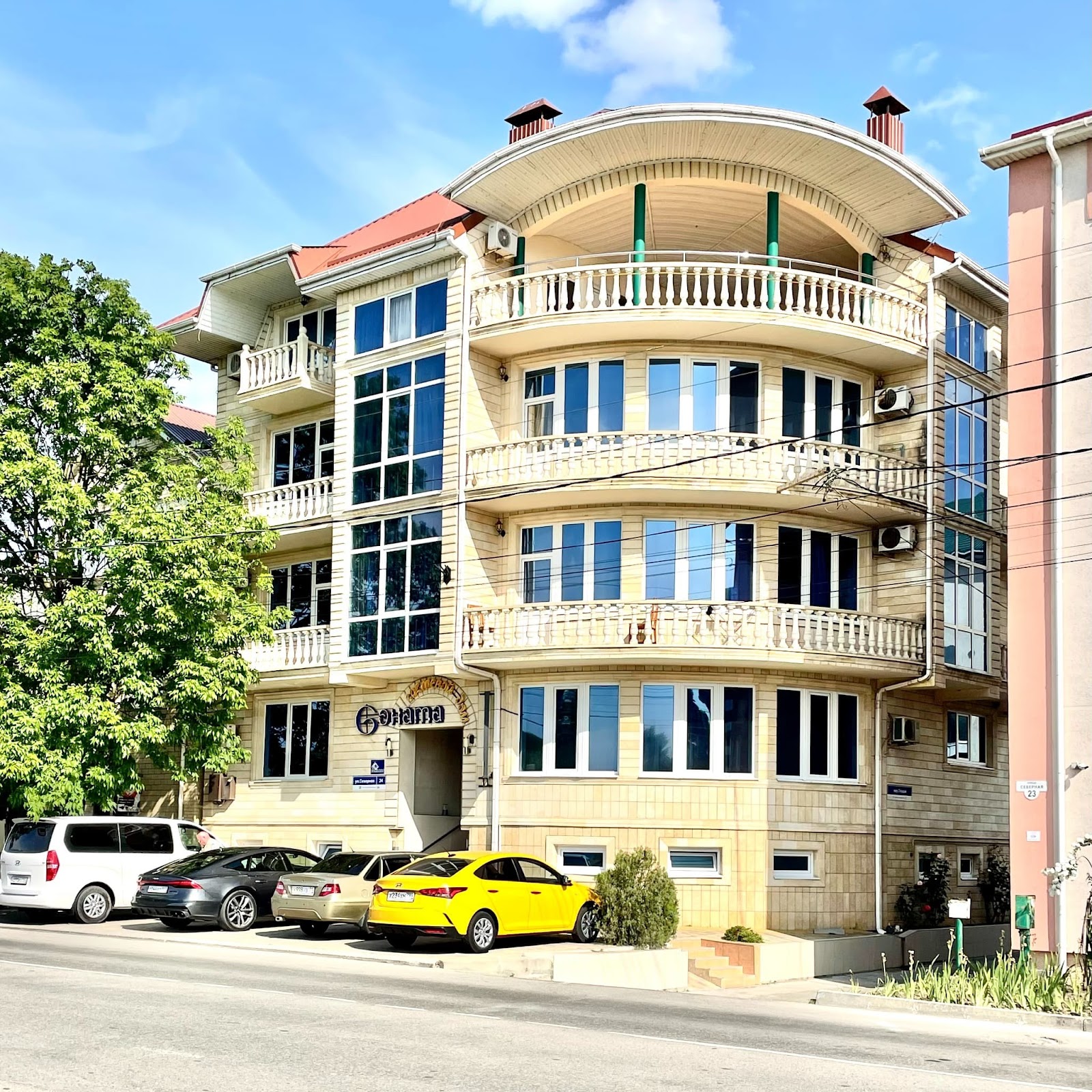 Зелёный дворик - photo 1