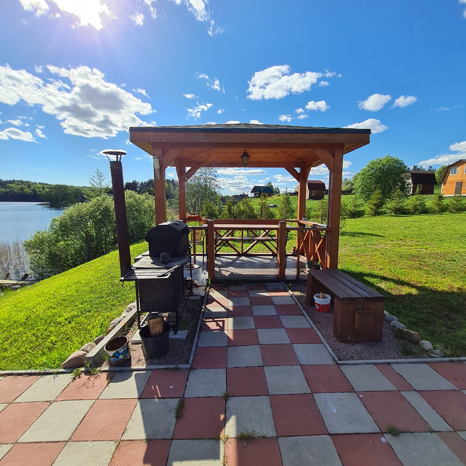 Семейный дом у озера