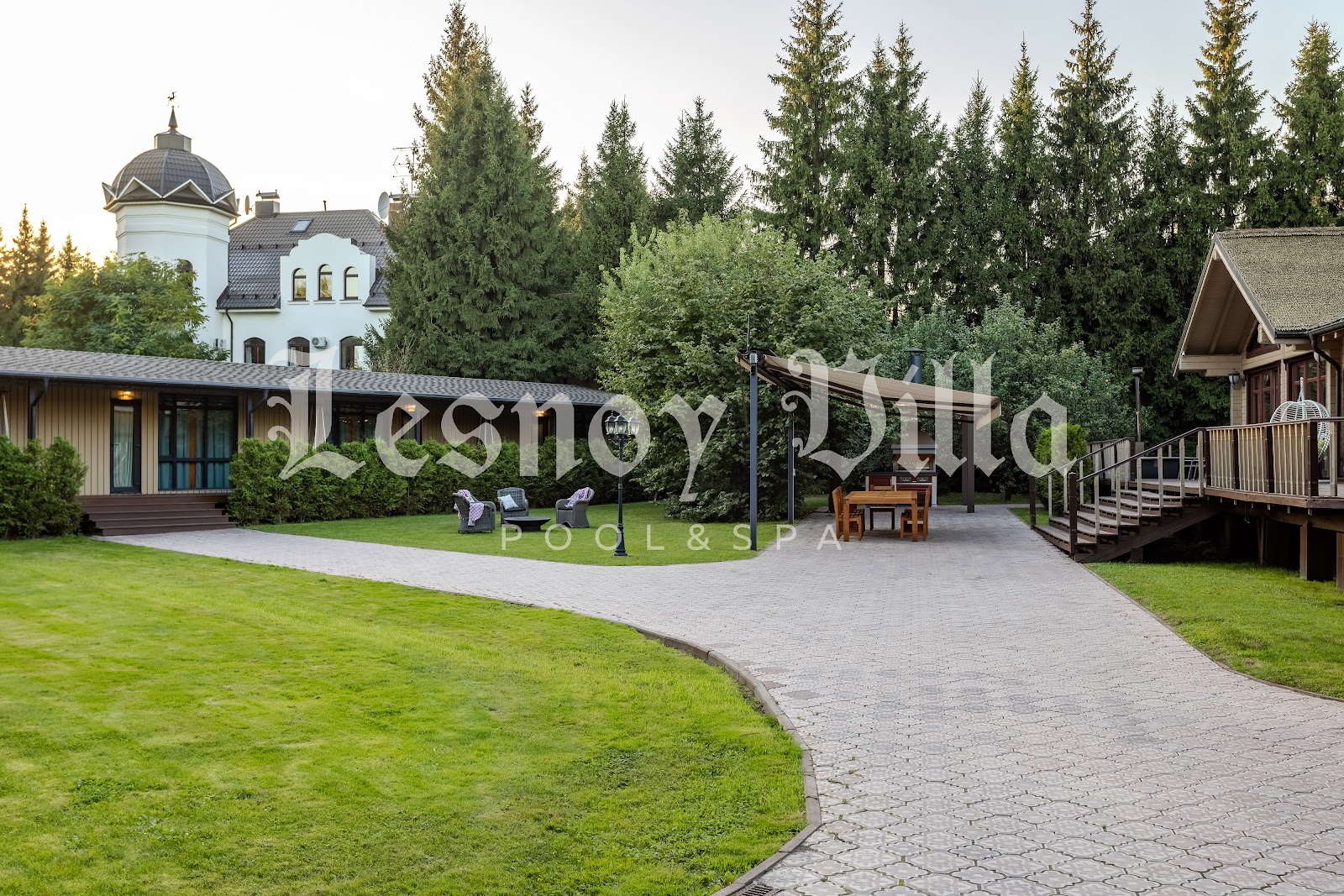 Дом с бассейном и баней