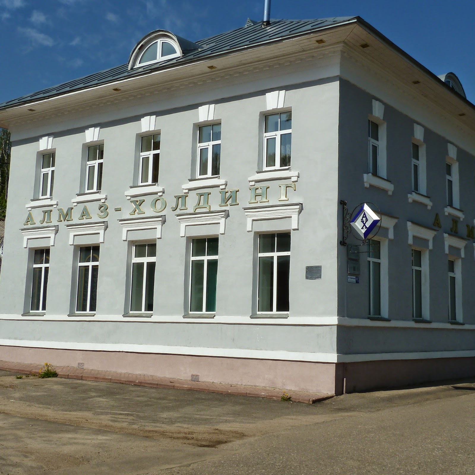 Дом у пруда