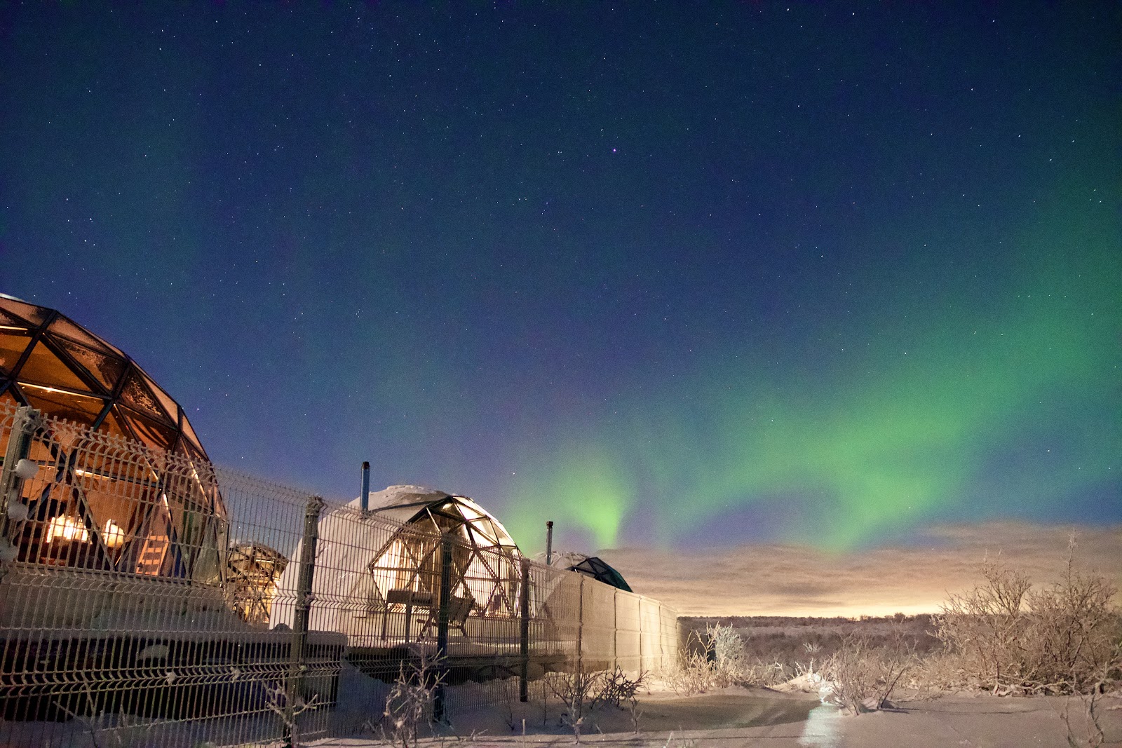 Глэмпинг Аврора Вилладж Деревня Северного Сияния Отель Aurora Village Murmansk Eco Hotel Igloo officially site Аврора Вилладж Официальный сайт. Купола - Иглу ждут Вас в Эко отеле Мурманске в 50 км по дороге в Териберку - photo 1