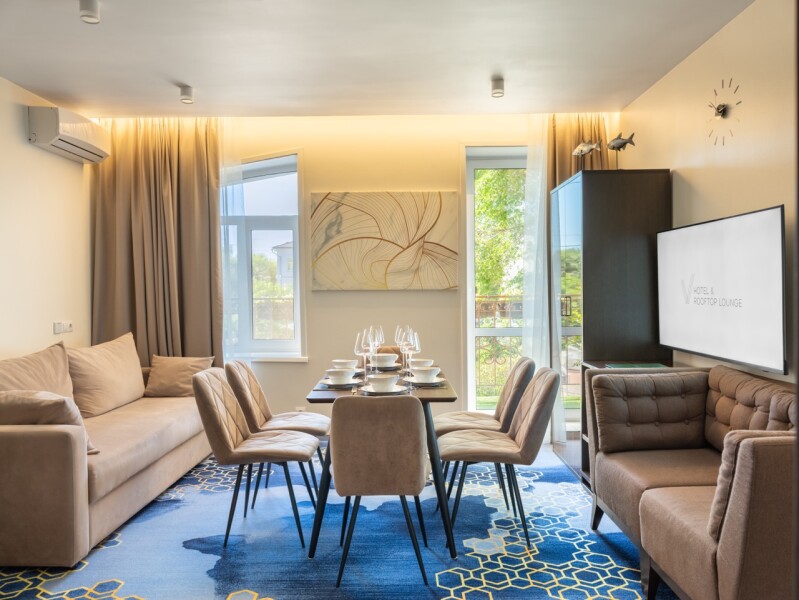 V Hotel&Rooftop lounge