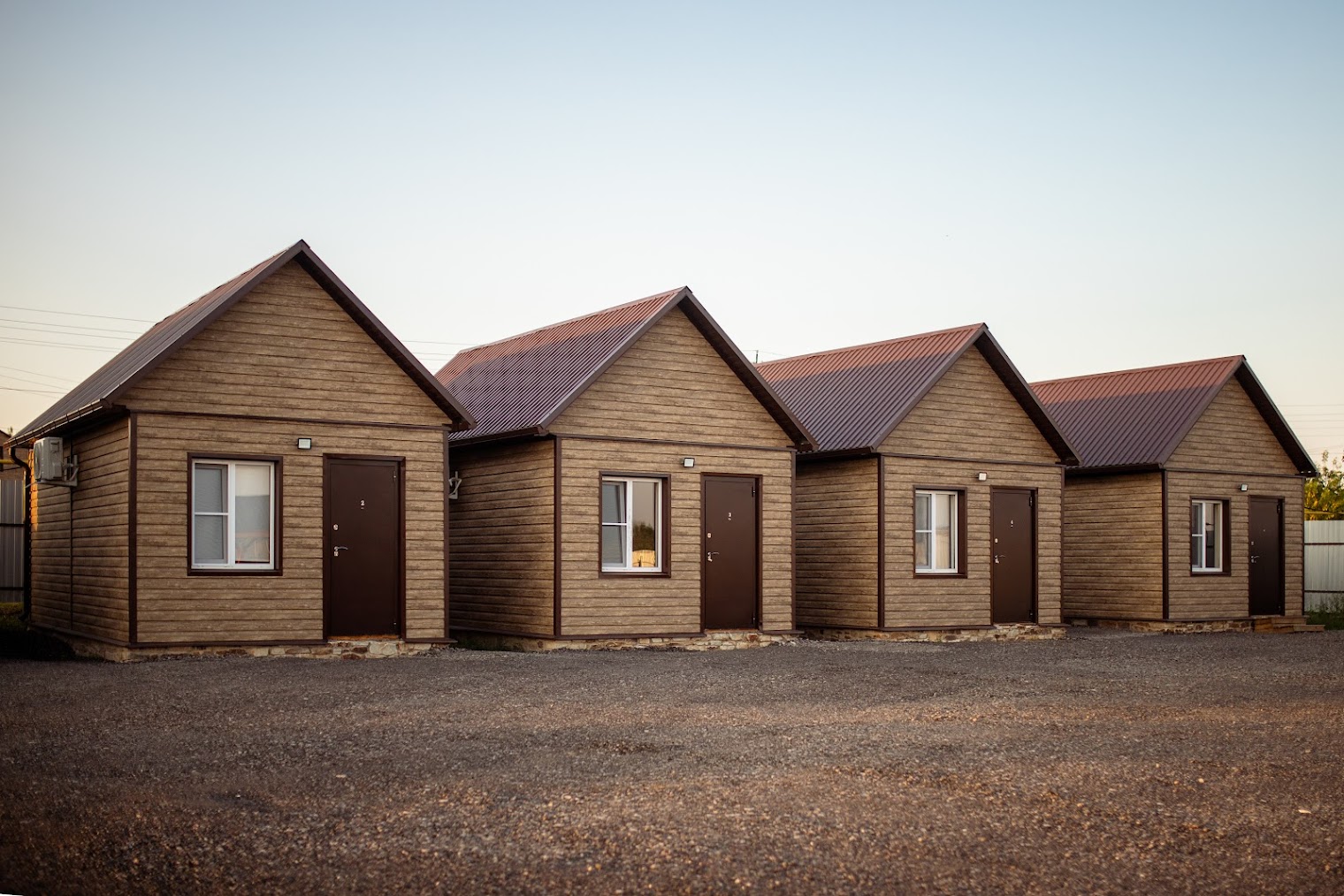 Домики у пруда