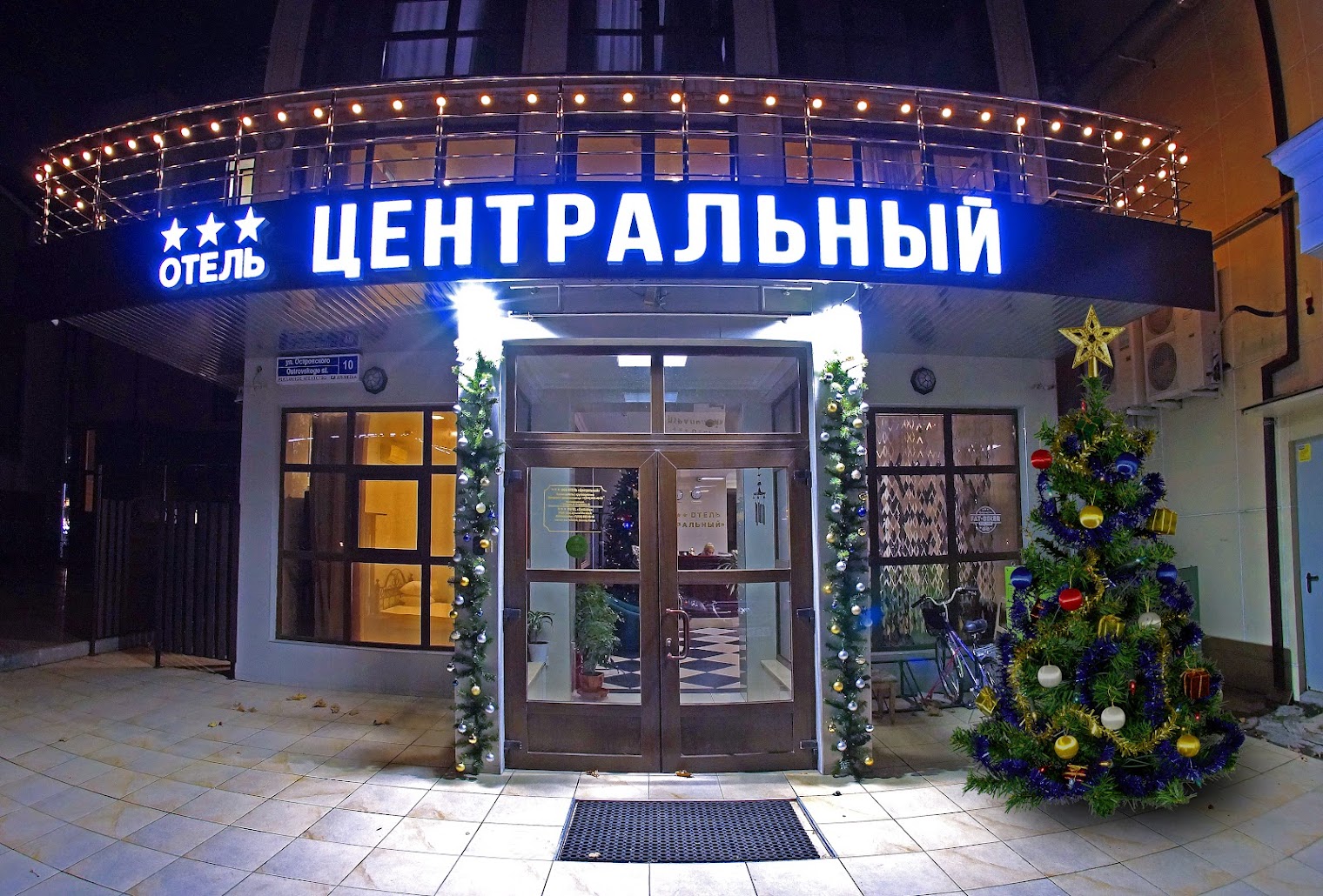 Глориос, Отель