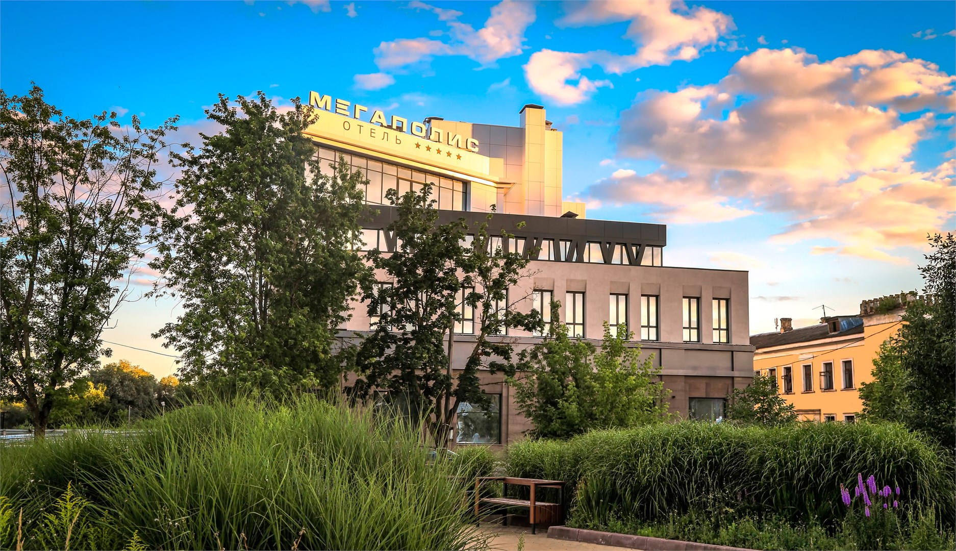 Мегаполис на набережной