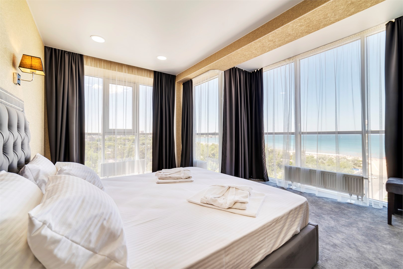 Grand Sapphire Apartments - photo 2